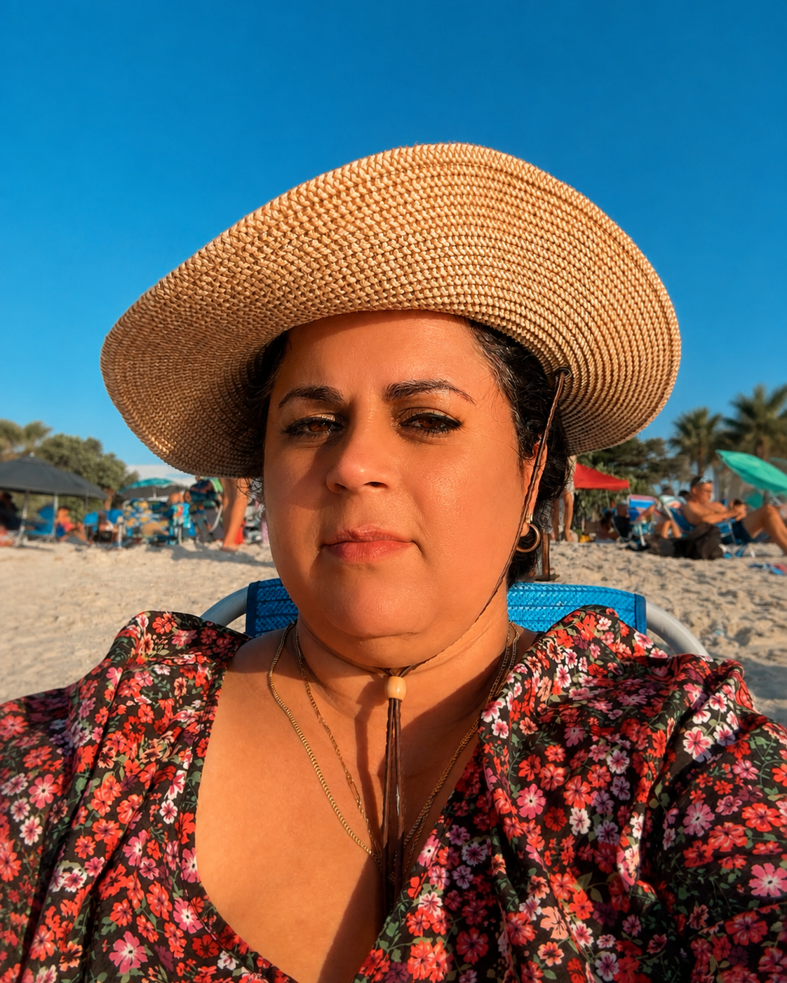 Yane en la playa con sombrero, fundadora de Yane Recomienda