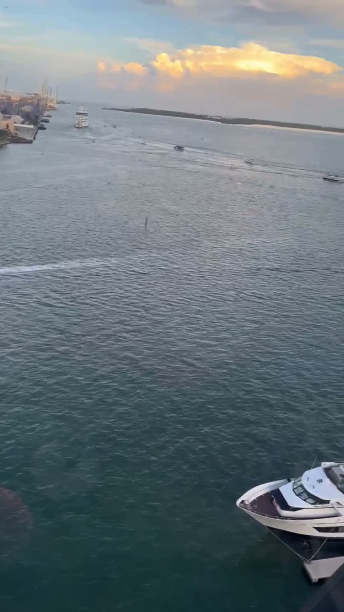Vista del agua y el atardecer desde Skyviews Miami en Bayside