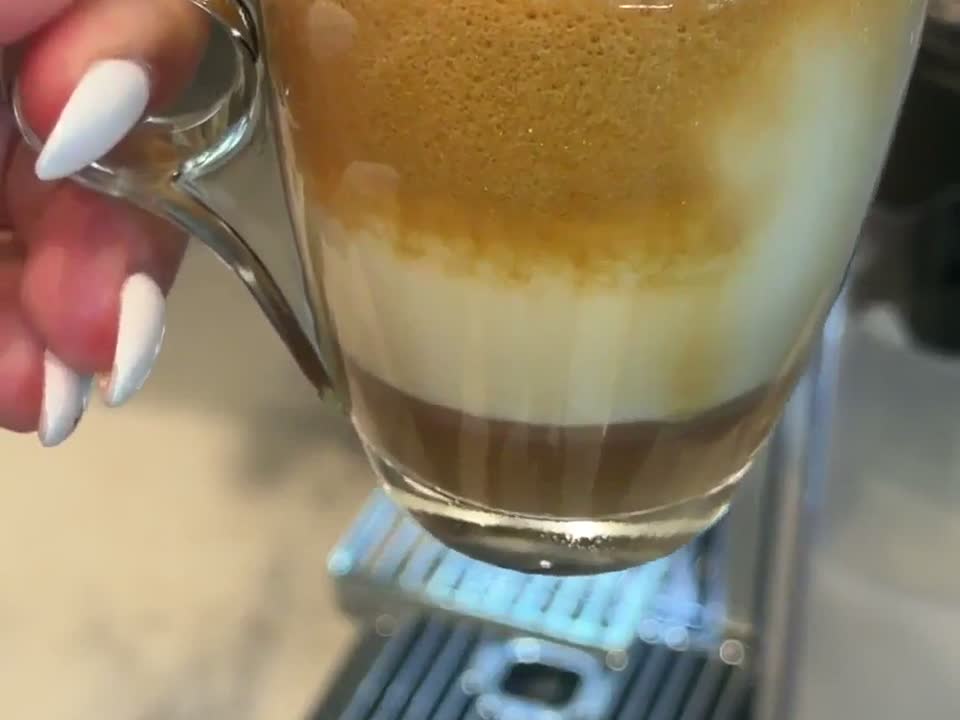 Vaso de café con espuma de leche preparado por Yane