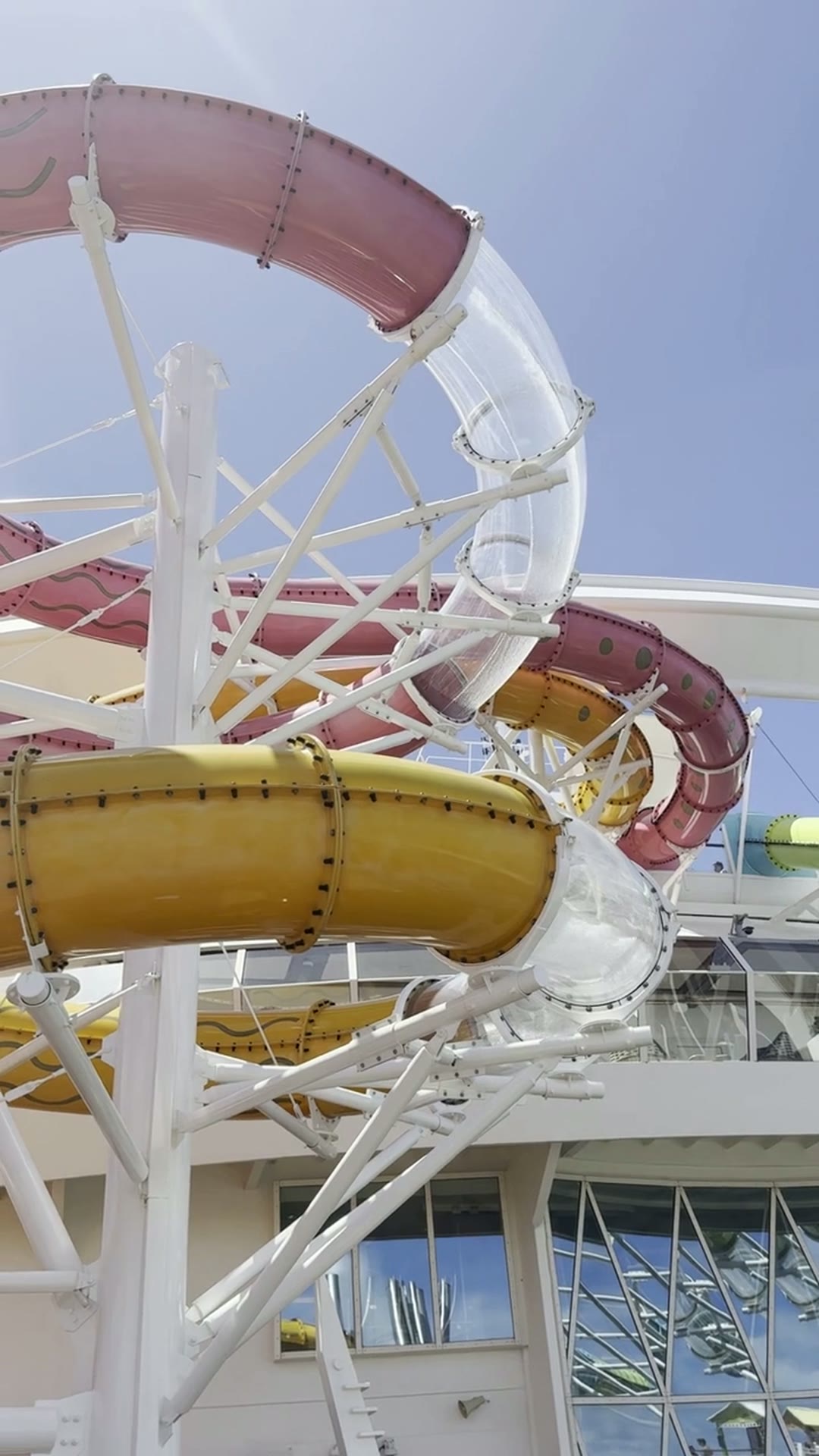 Toboganes de agua en la cubierta de un crucero de Royal Caribbean