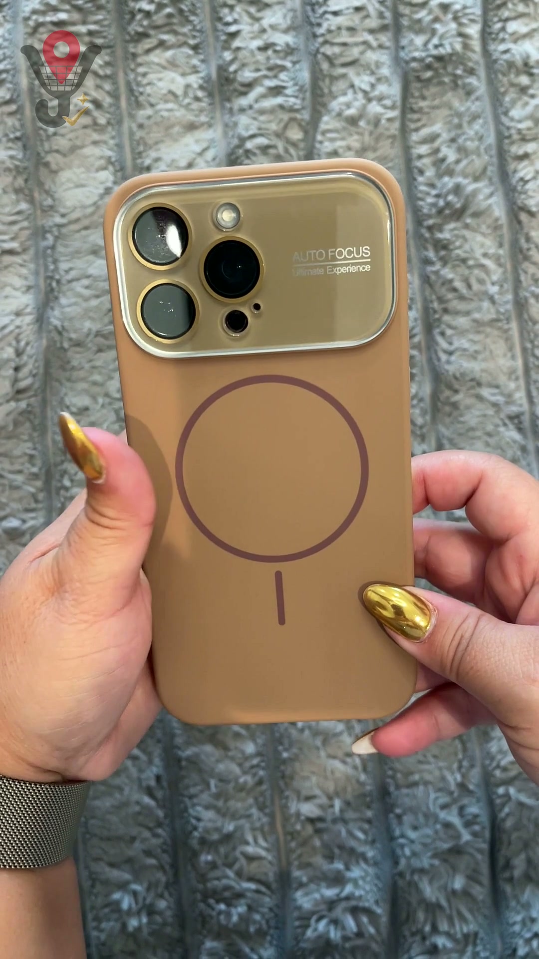 Forro carmelita para iPhone 15 Pro Max, con protección para la cámara y anillo MagSafe, sostenido entre las manos