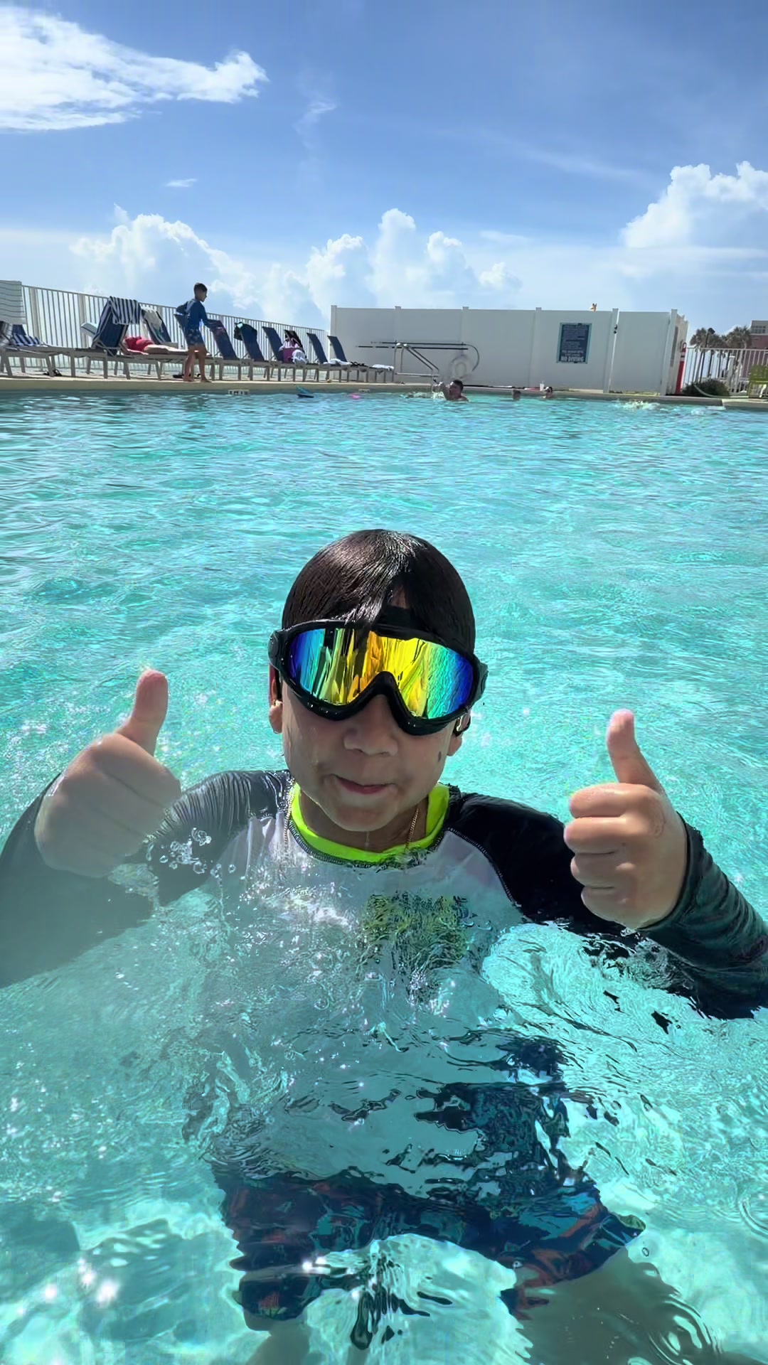 Niños en la piscina con las gafas de natación TYGLOBAL puestas