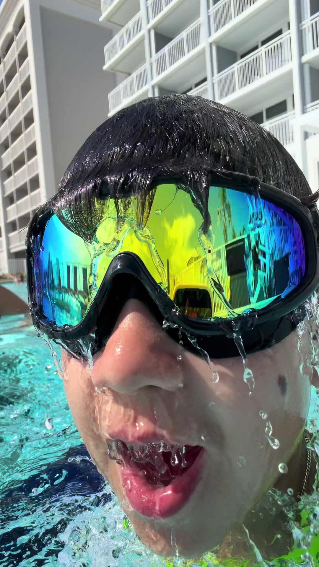 Gafas de natación TYGLOBAL usadas en la piscina