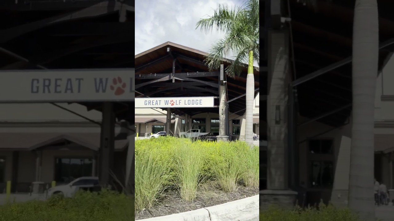 Entrada de Great Wolf Lodge Naples rodeada de palmeras