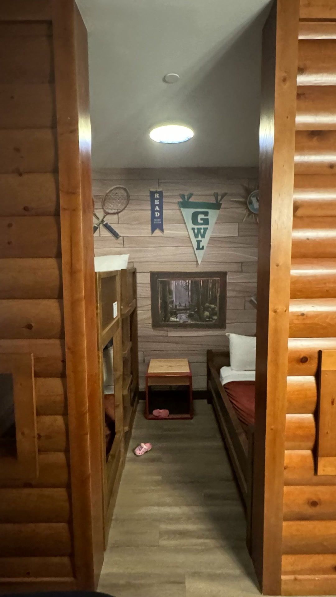 Entrada a la cabaña infantil de la KidCabin Suite, con litera y cama individual