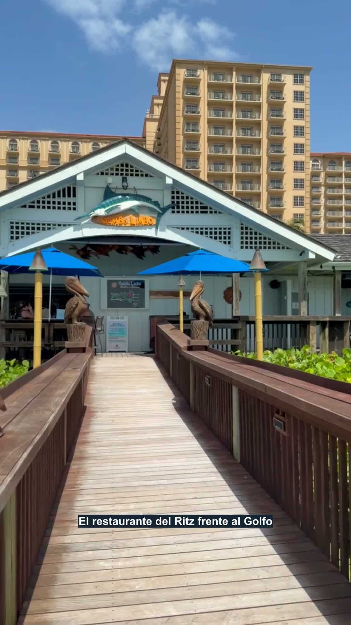 Entrada de Gumbo Limbo junto al paseo de madera en The Ritz-Carlton, Naples