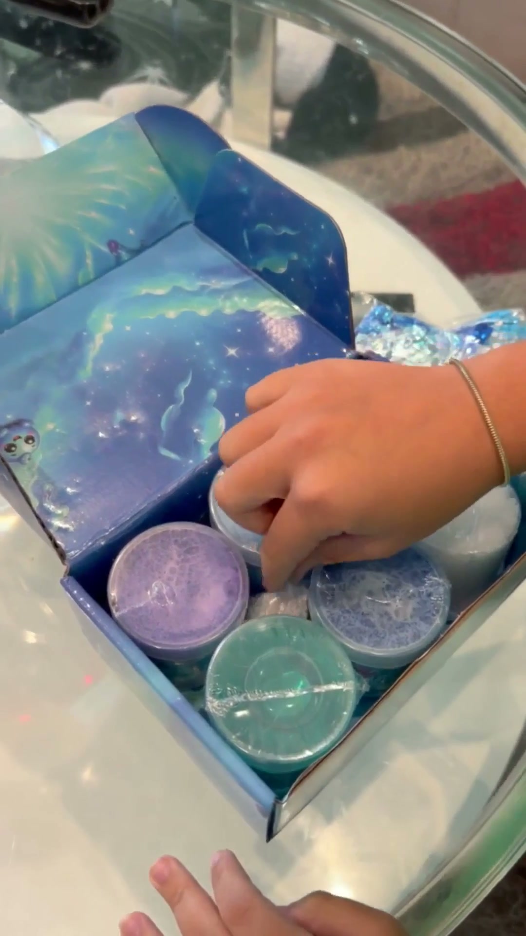 Laboratorio de slime abierto con botes de varios colores