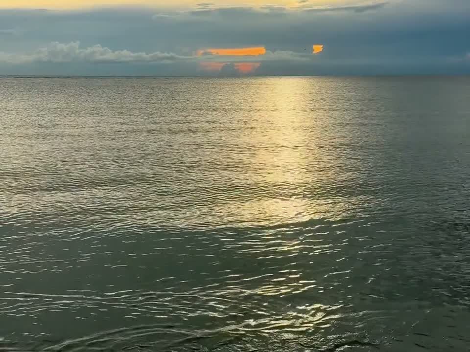 El reflejo del sol sobre el mar en Naples al atardecer