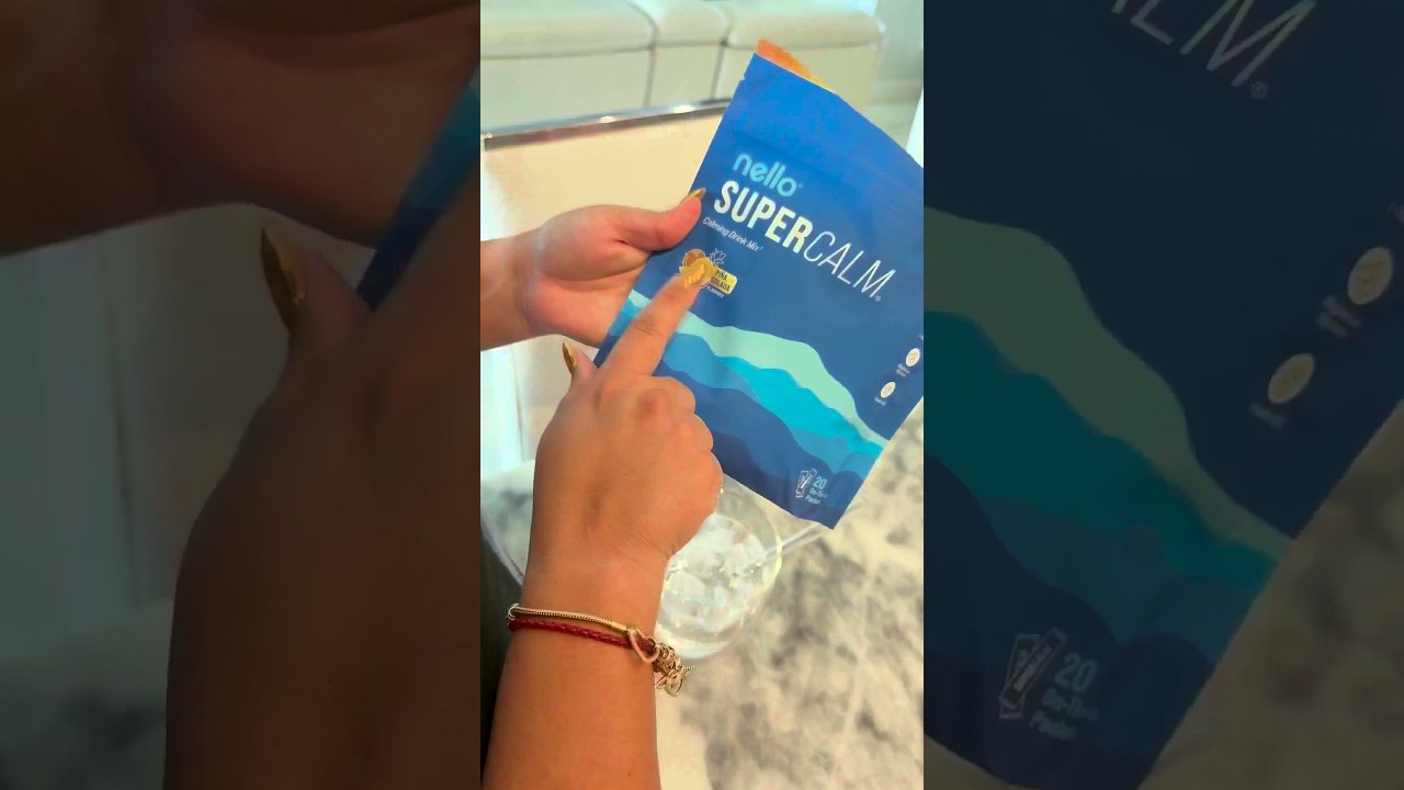 Bolsa azul de Nello Supercalm sabor piña colada sostenida por Yane