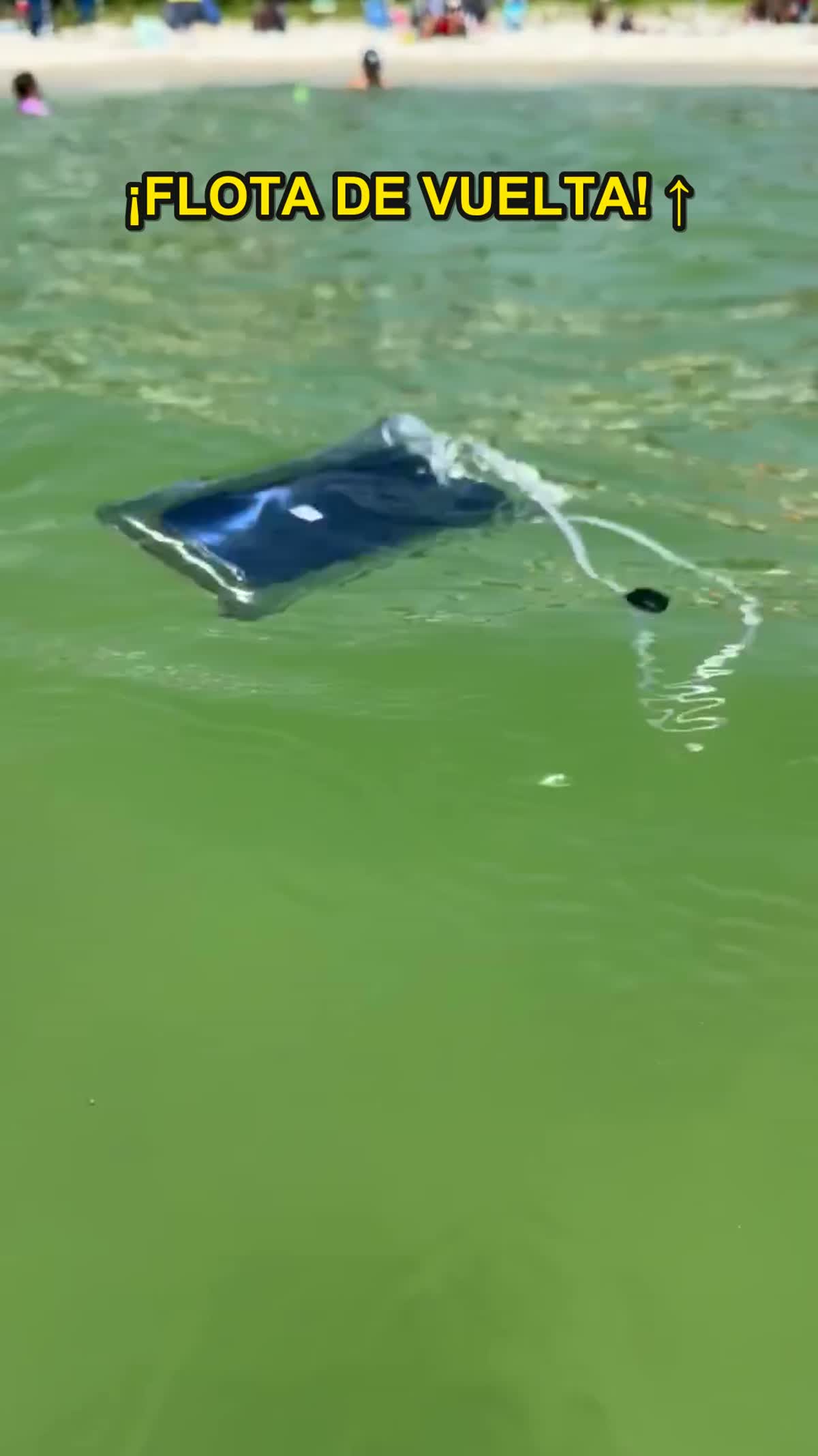 Teléfono dentro de una funda impermeable flotando en el agua