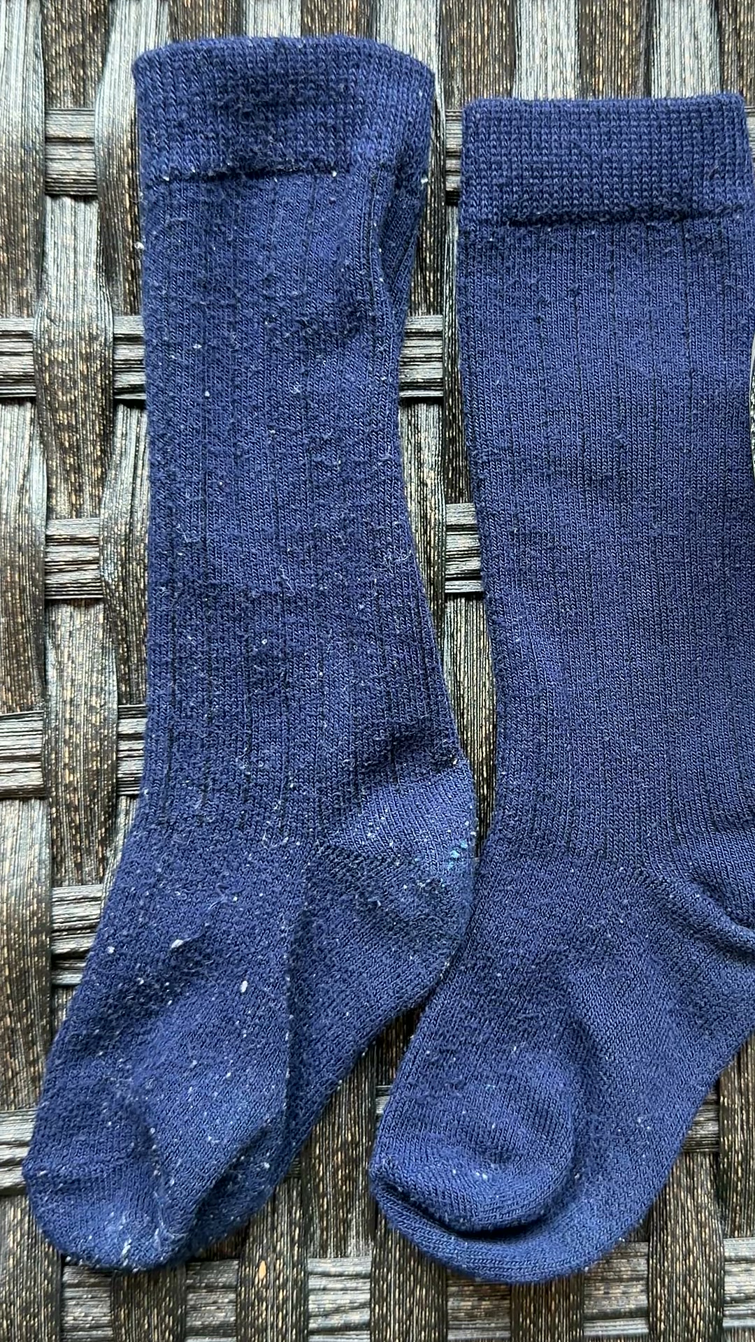 Dos medias azules, una con bolitas y otra después de usar el quitapelusas