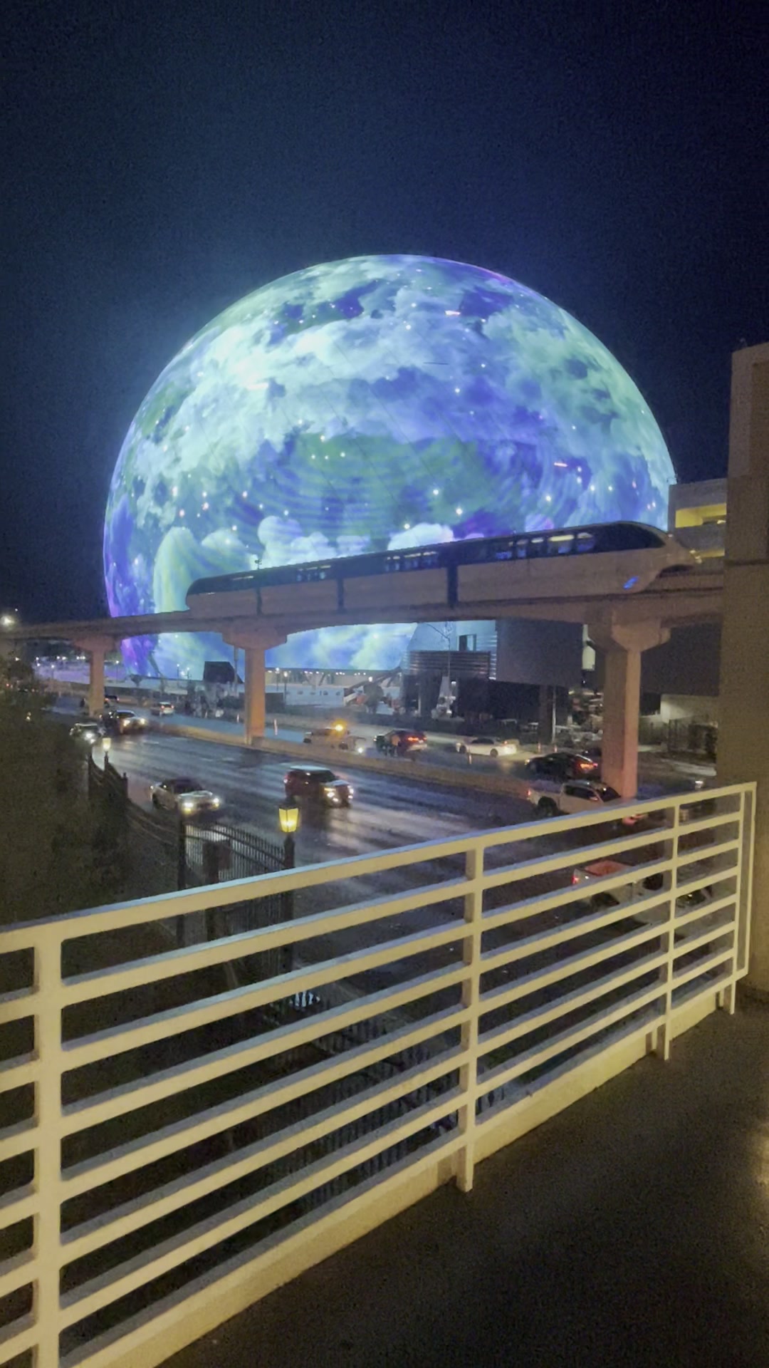 La Sphere de Las Vegas iluminada como un globo azul de noche