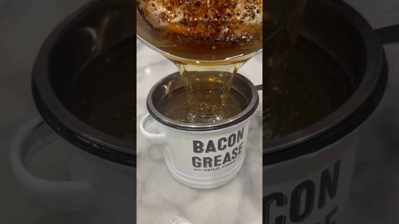 Grasa del bacon pasando por el colador de un tarro blanco esmaltado