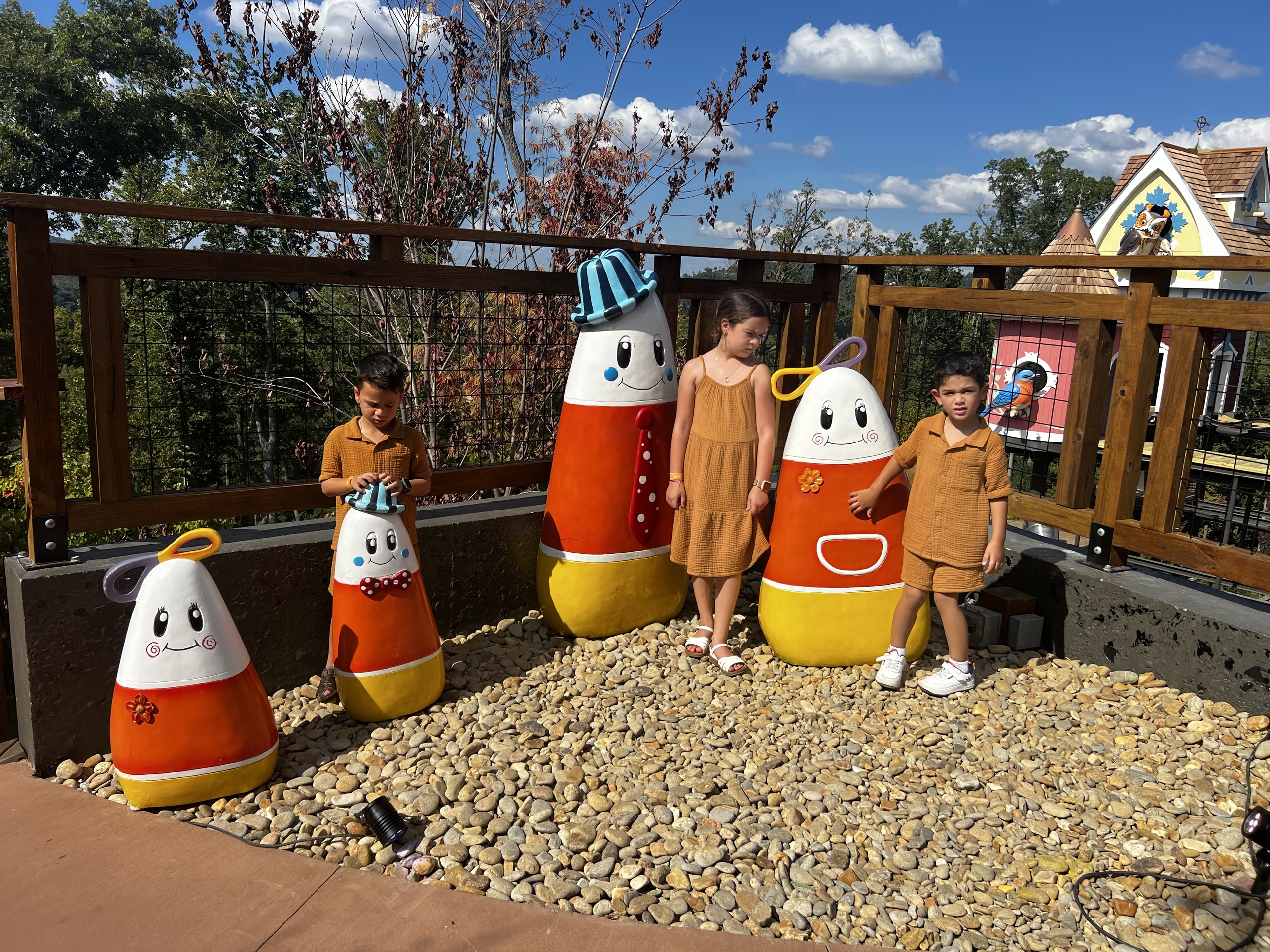 Los niños junto a las decoraciones de otoño de Anakeesta en Gatlinburg