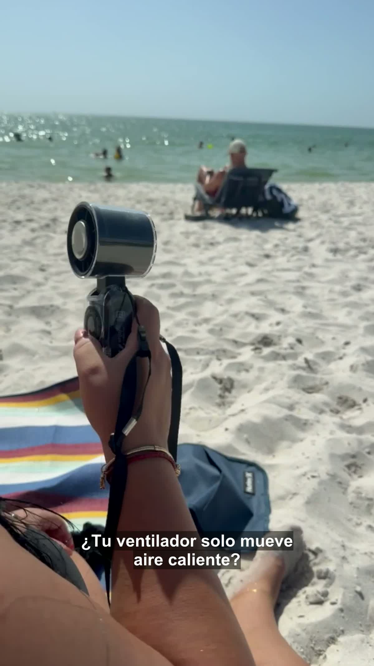Ventilador portátil con placa fría probado durante un día de playa